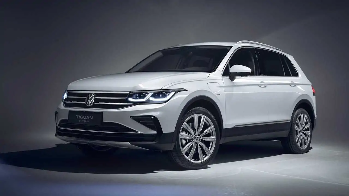 Новые Volkswagen Golf, Passat и Tiguan не откажутся от ДВС и смогут  проезжать больше на чистом электричестве | iXBT.com | Дзен