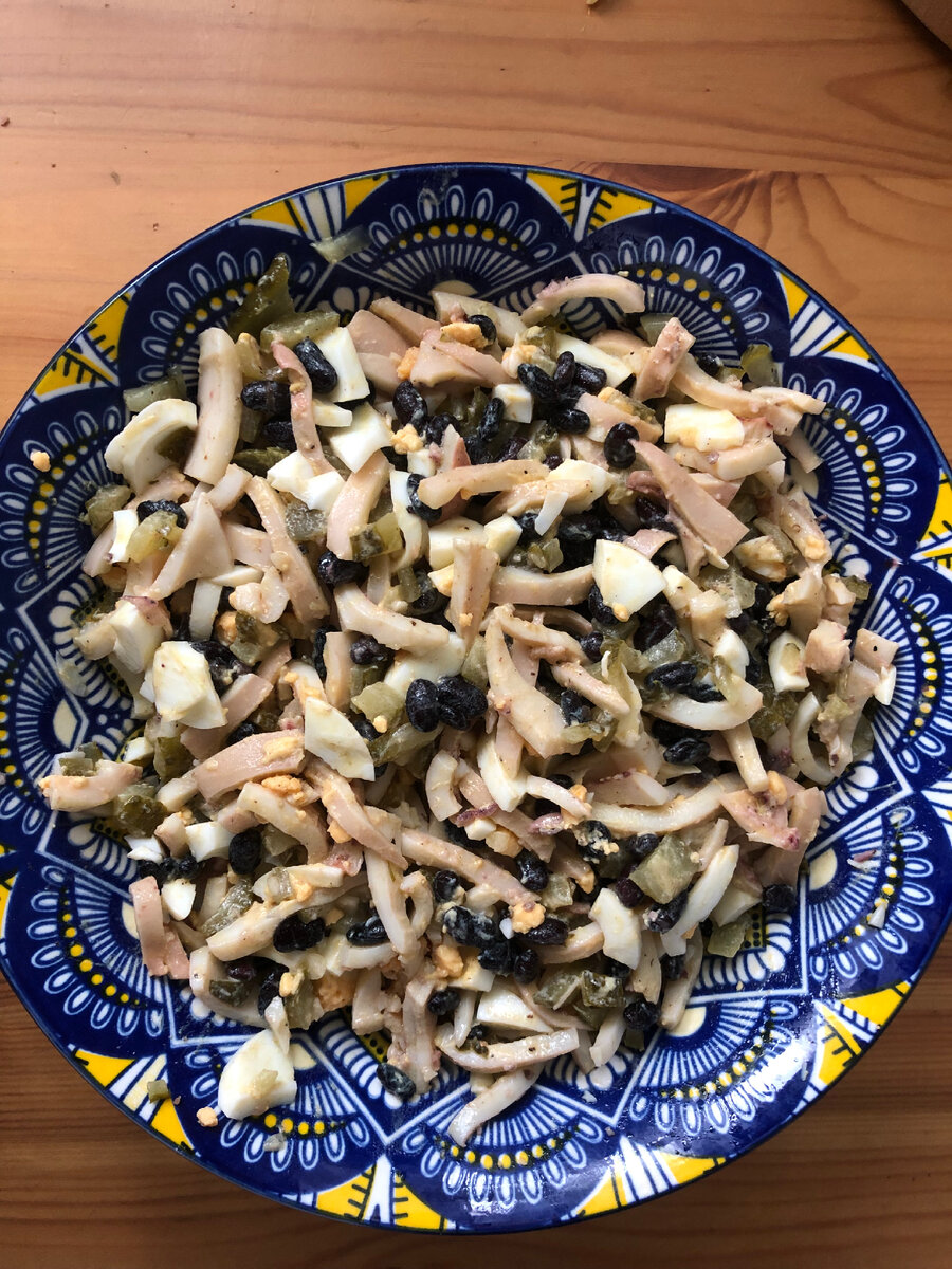 7. Приготовьте салат из кальмаров с черной фасолью. Готовая база - дальше экспериментируйте!