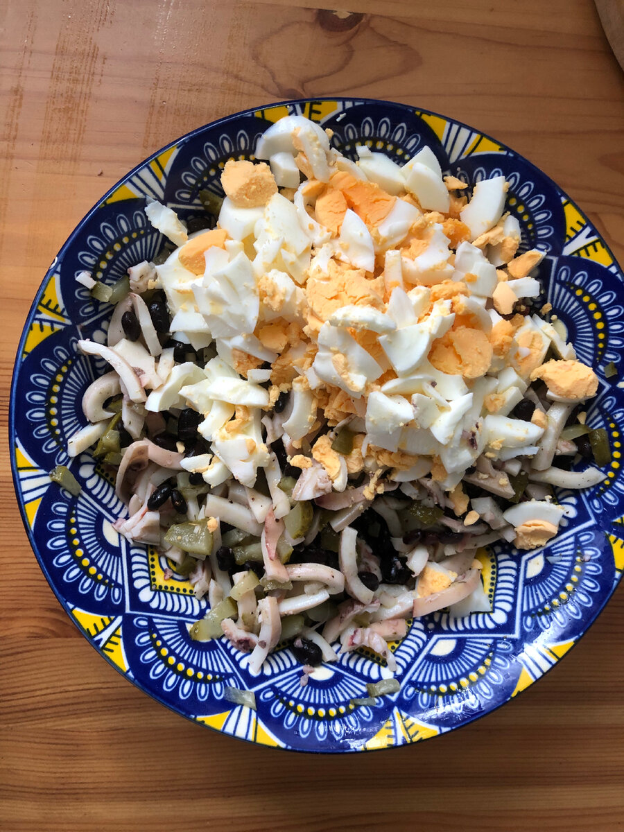 6. Добавьте отварные яйца.