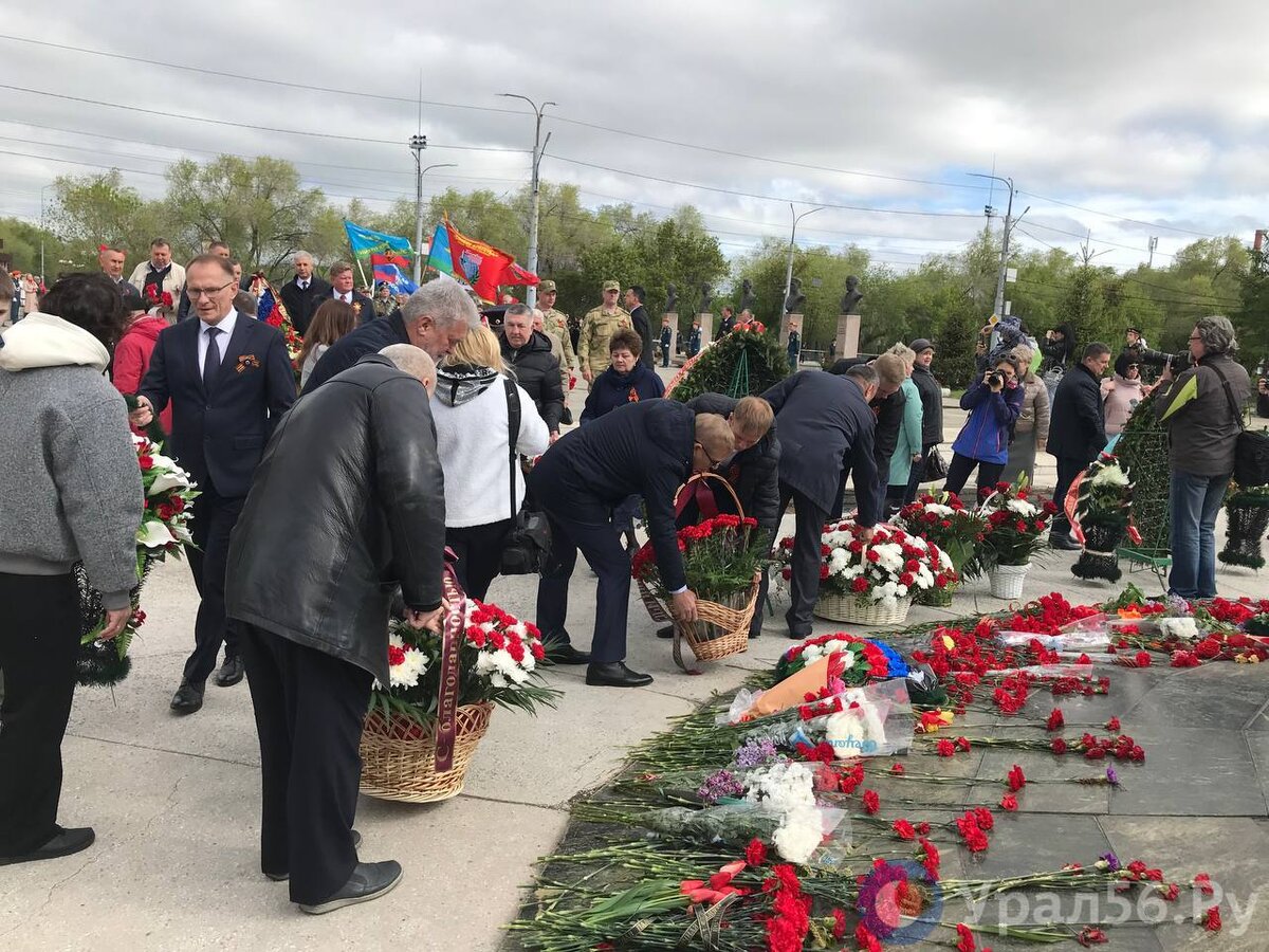    В Орске прошло торжественное возложение цветов к Вечному огню