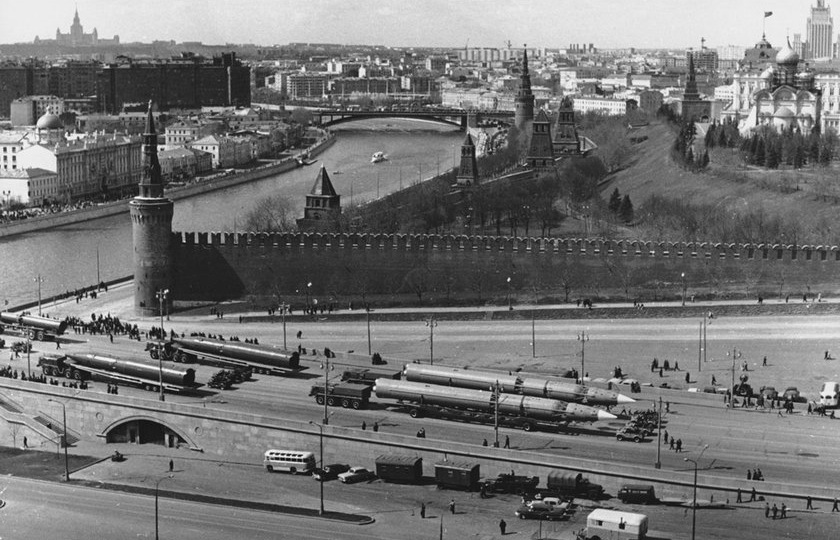Как прошел первый послевоенный парад Победы в 1965 году (редкие архивные кадры)