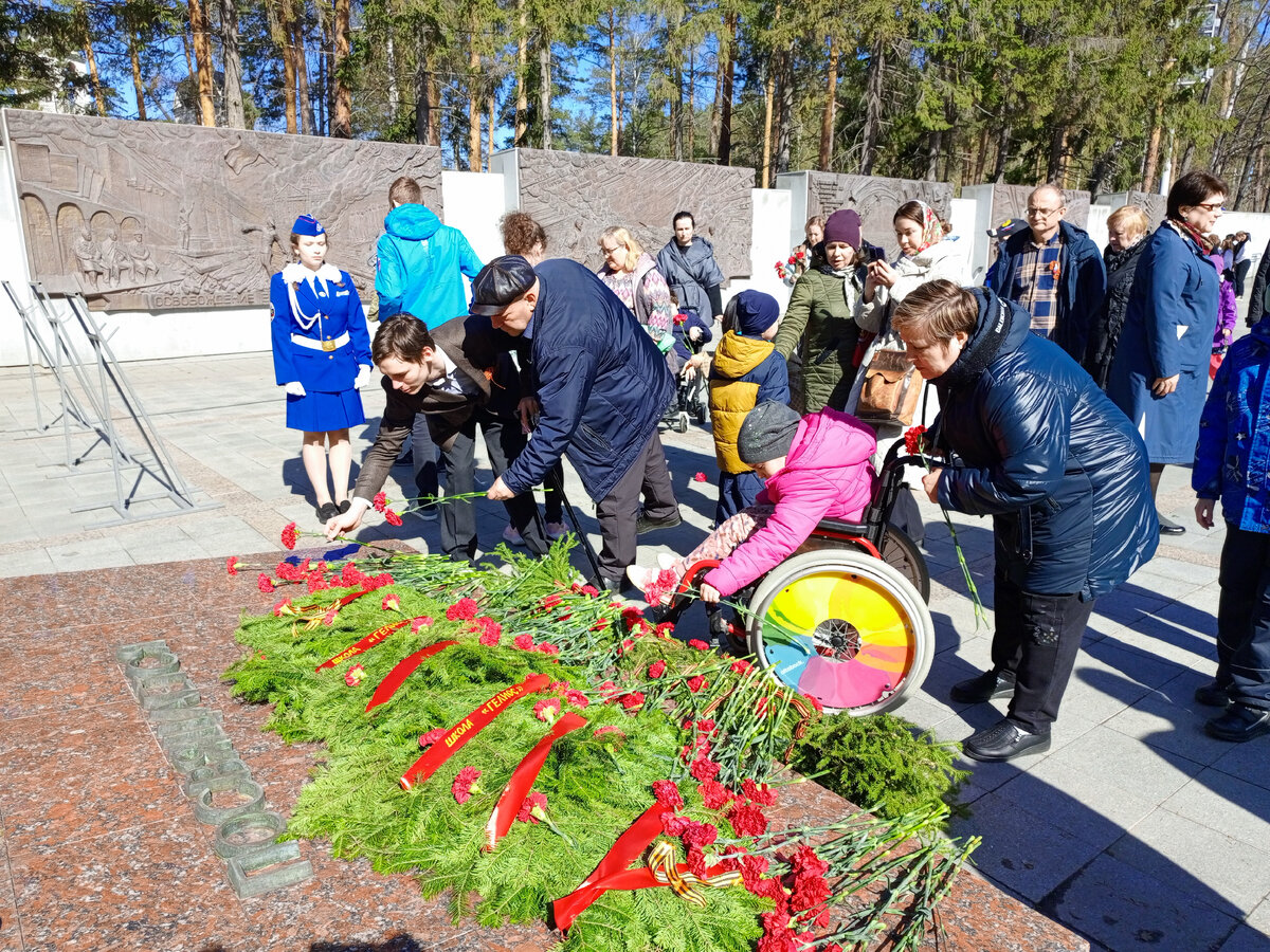 Наследники Победы возлагают цветы к воинскому мемориалу в Екатеринбурге. Фото автора.