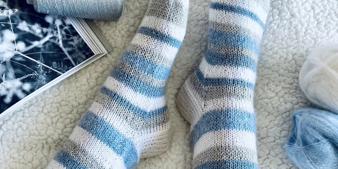 Как вязать носки спицами: Описание вязания полосатых носков.