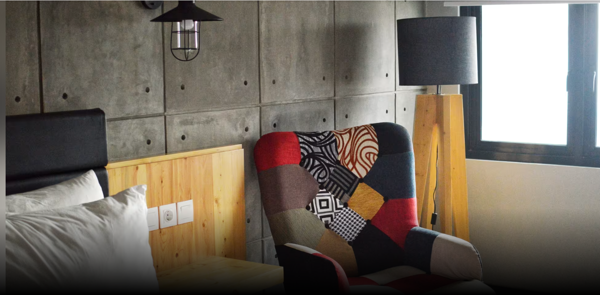 В современной спальне используются лоскутные узоры для оригинального кресла