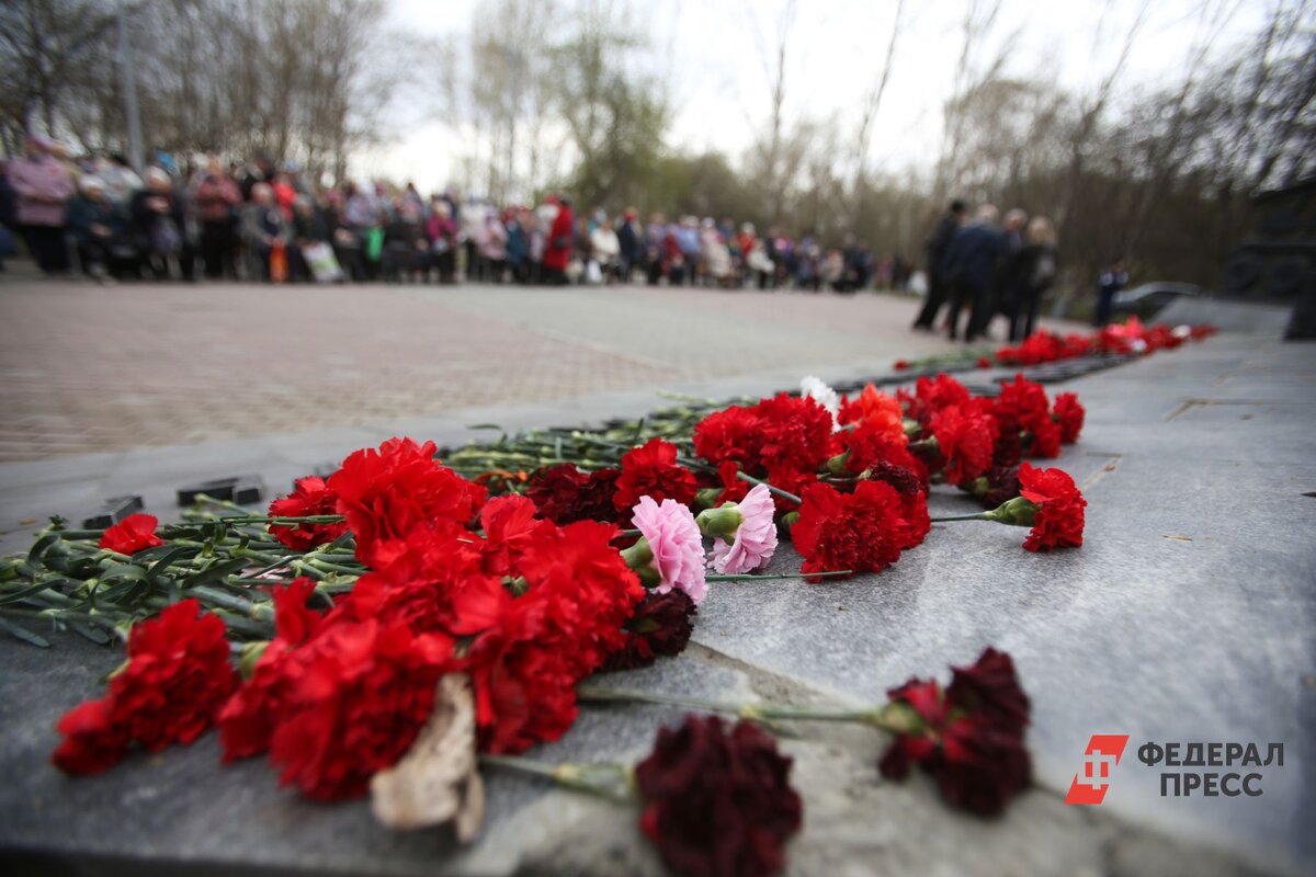 Во Владивостоке десятки людей почтили память героев трогательной песней военных лет.  Фото: Ольга Юшкова