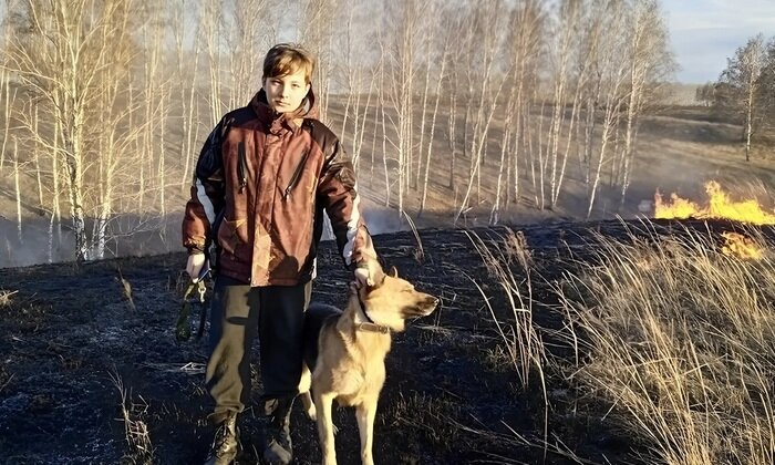    Школьник с собакой спас село от пожара