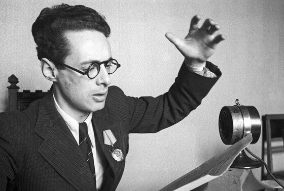    Диктор Юрий Борисович Левитан, зачитывающий в прямом эфире приказ верховного главнокомандующего Вооруженными силами СССР Иосифа Виссарионовича Сталина о взятии Берлина в студии Всесоюзного радио