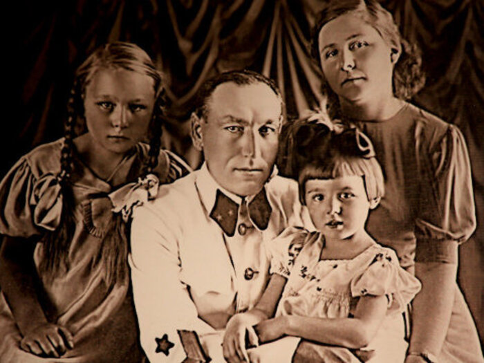 Сергей Бирюзов  с семьей.  На руках - дочка Оля. Справа жена Юлия Ивановна, слева дочка Валя.https://histrf.ru/uploads/media/default/0001/58/3f8d88f79efb4c0dac41af9150a187f3c0f6344e.jpeg 