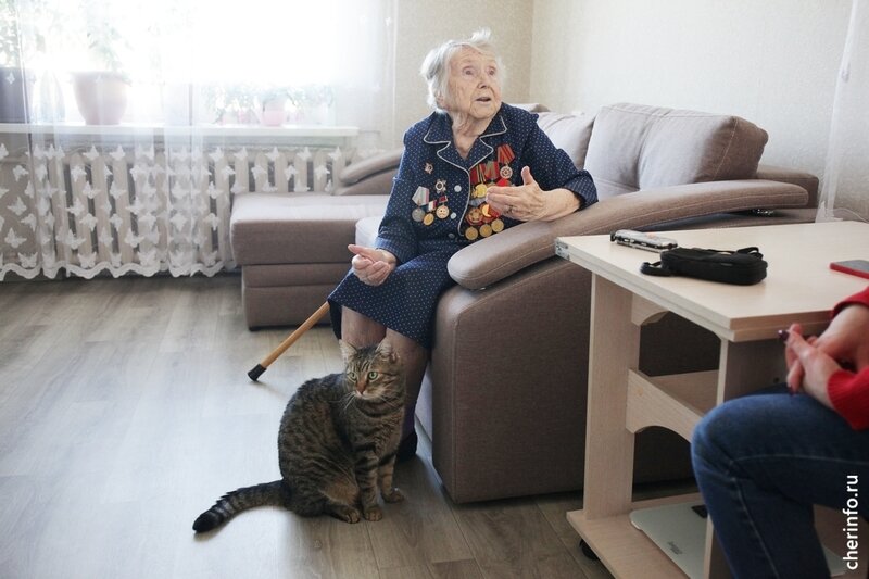    "День Победы не забуду никогда. Работали сутки через сутки. Я была дома. В четыре часа утра стук в дверь. Мне говорят: вставай скорее, мы победили!