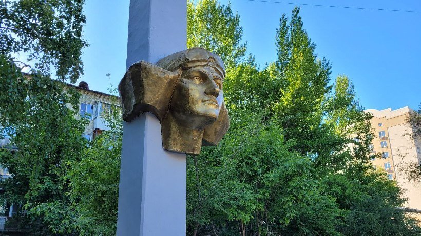    Памятник Марине Расковой. Фото Саша Найденова