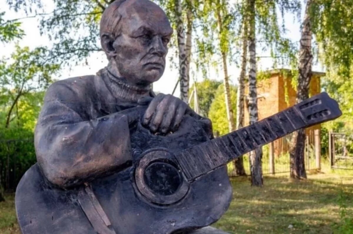    Памятник Булату Окуджаве в селе Высокиничи.