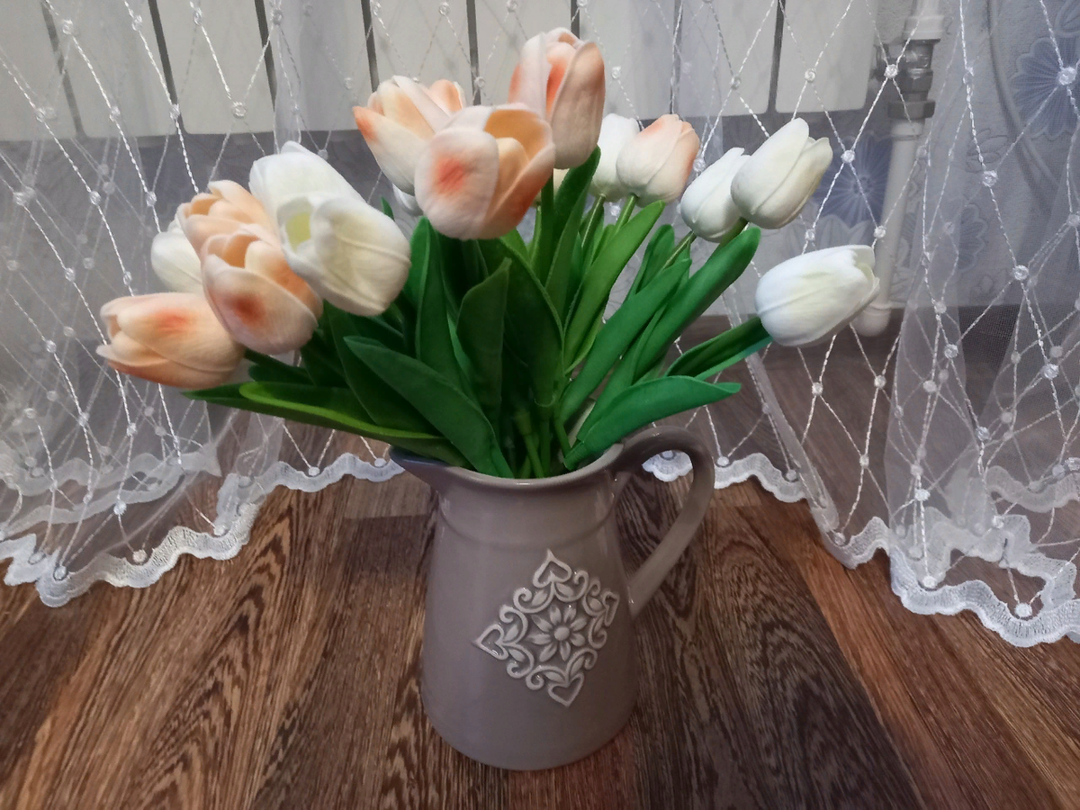 Вот за это фото с батареей на заднем фоне и ламинатом на полу мне прилетел выговор, что я живу не в деревне. Пришлось идти, фоткать участок и отвечать комментатору, что он не прав. И кажется, не убедила. Ну что поделать, печки у меня нет, мы газом отапливаемся. 