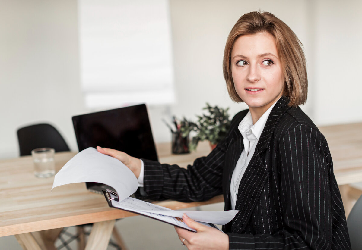 <a href="https://ru.freepik.com/free-photo/front-view-of-business-woman-with-clipboard_7030998.htm#fromView=search&page=1&position=20&uuid=80b5af62-5cd1-4c6a-a60a-ddeea26dded3">Изображение от freepik</a>