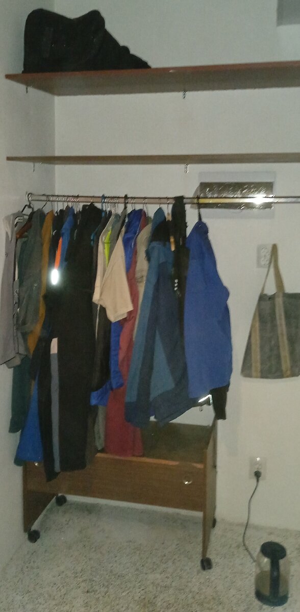 вот и вся  прихожая., но правдо до встоенного в стену шкаф еще не дожила.