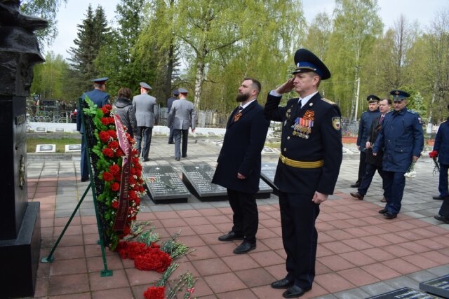    Губернатор Станислав Воскресенский возложил цветы к памятнику «Воину-освободителю» в Балино