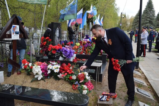    Губернатор Станислав Воскресенский возложил цветы к памятнику «Воину-освободителю» в Балино