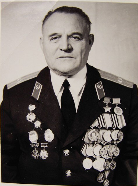 Двоюродный брат моей бабушки, в нашей семье воевали все мужчины, кто мог держать оружие... Кроме одного дедушки. Он ехал на фронт, его поезд разбомбили. Самого нашли через 3 суток с дикой контузией. Его комиссовали. Думали, останется дурачком, но за пару месяцев он встал и всю войну проработал Магнитке, собирал все, что стреляет.