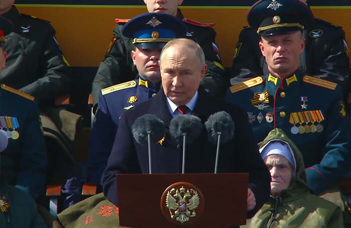    Президент РФ Владимир Путин выступает во время парада Победы на Красной площади в Москве.скриншот из видео