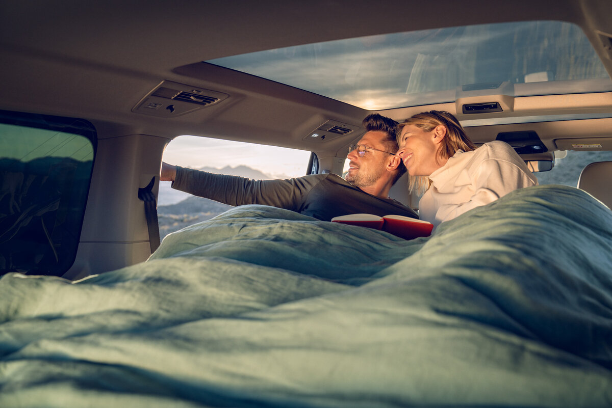 Компания Volkswagen Commercial Vehicles разработала пакет "Good night" именно для того, чтобы в Multivan могла периодически ЖИТЬ большая семья