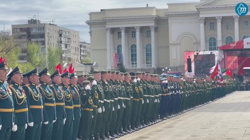 Участники спецоперации, курсанты и офицеры ТВВИКУ исполнили в Тюмени песню «День Победы»