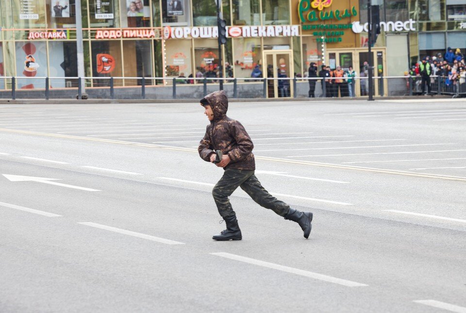 Курьез на параде победы. Потерянная туфелька на параде победы. Фото потерянных туфель на параде. Туфелька на параде. Потерянная туфелька на параде победы.