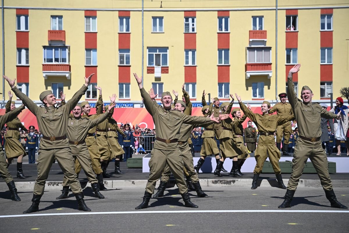 Участниками прохождения стали до 2 тысяч человек и около 40 единиц раритетной военной техники.  Фото: Фото предоставлено пресс-службой правительства Красноярского края / krskstate.ru