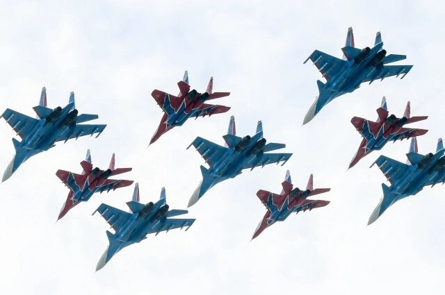    Истребители МиГ-29 и Су-30СМ пилотажных групп «Русские витязи» и «Стрижи» в полетном порядке «Кубинский бриллиант». Фото:  РИА Новости/ Сергей Пятаков