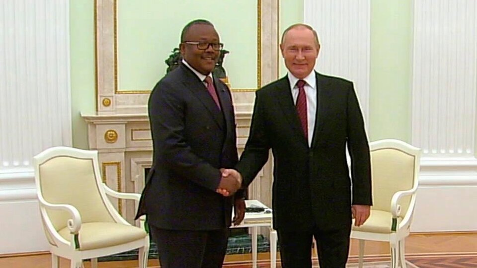 Кстати президент Гвинеи-Бисау Умару Сисоку Эмбало прибыл в Россию на празднование Дня Победы. В СМИ пишут, что ещё одной целью его визита, возможно, является желание попросить новый кредит.-2