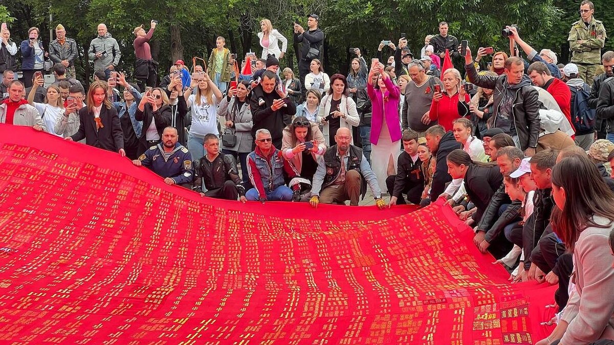    В День Победы в Краснодаре развернули «Знамя героев». Фото: телеканал «Краснодар»