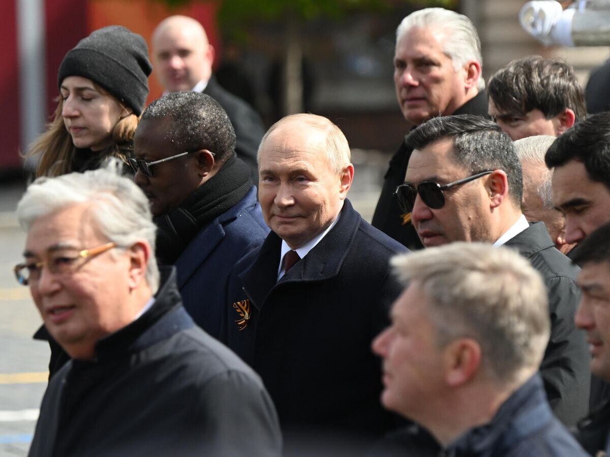    Президент РФ Владимир Путин и главы иностранных государств на Красной площади в Москве после военного парада, посвященного 79-й годовщине Победы в Великой Отечественной войне© РИА Новости / Кристина Кормилицына