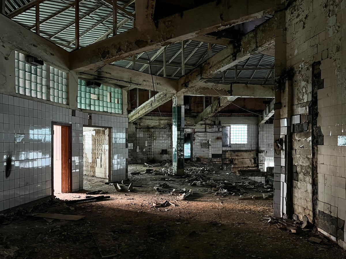 Внутри главного корпуса хлебозавода-автомата. Фото автора.