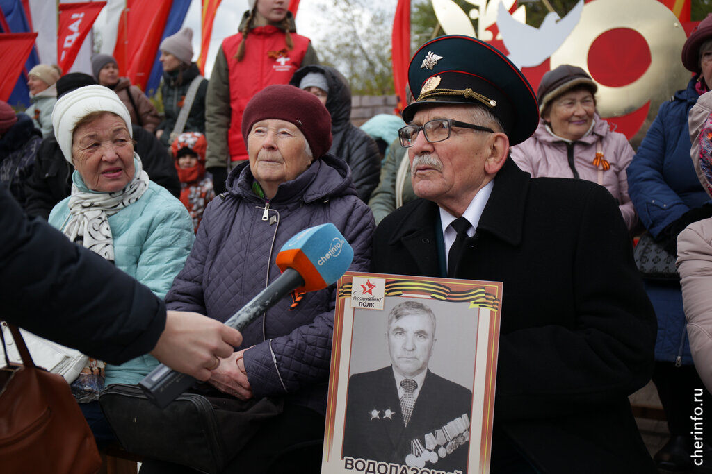    Парад, посвященный Дню Победы, прошел на площади Металлургов. Многие череповчане пришли семьями, принесли портреты своих героев.