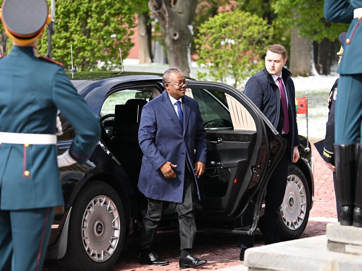    Президент Гвинеи-Бисау Умару Сисоку Эмбало перед началом военного парада, посвящённого 79-й годовщине Победы в Великой Отечественной войне© РИА Новости / Алексей Майшев