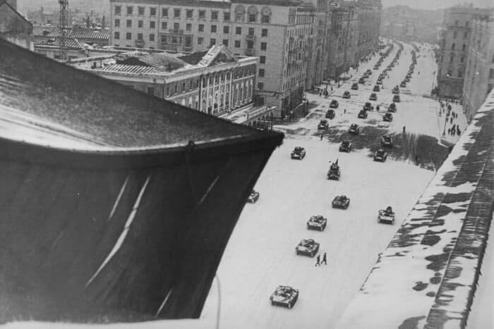 Советские танки движутся по улицам Москвы на военный парад на Красной площади.