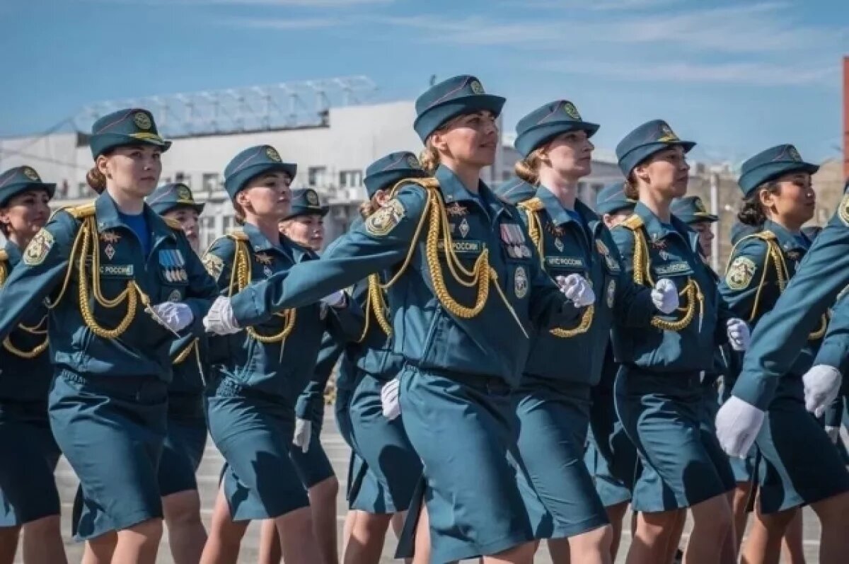    В Новосибирске впервые в параде участвовал женский расчет МЧС России