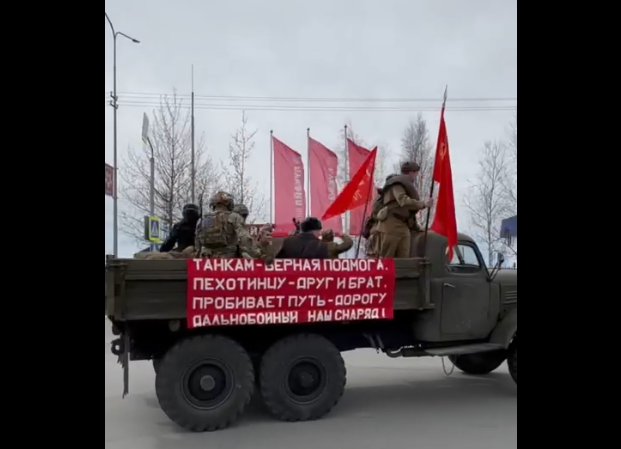    В Сургуте состоялся парад ретромобилей в честь Дня Победы