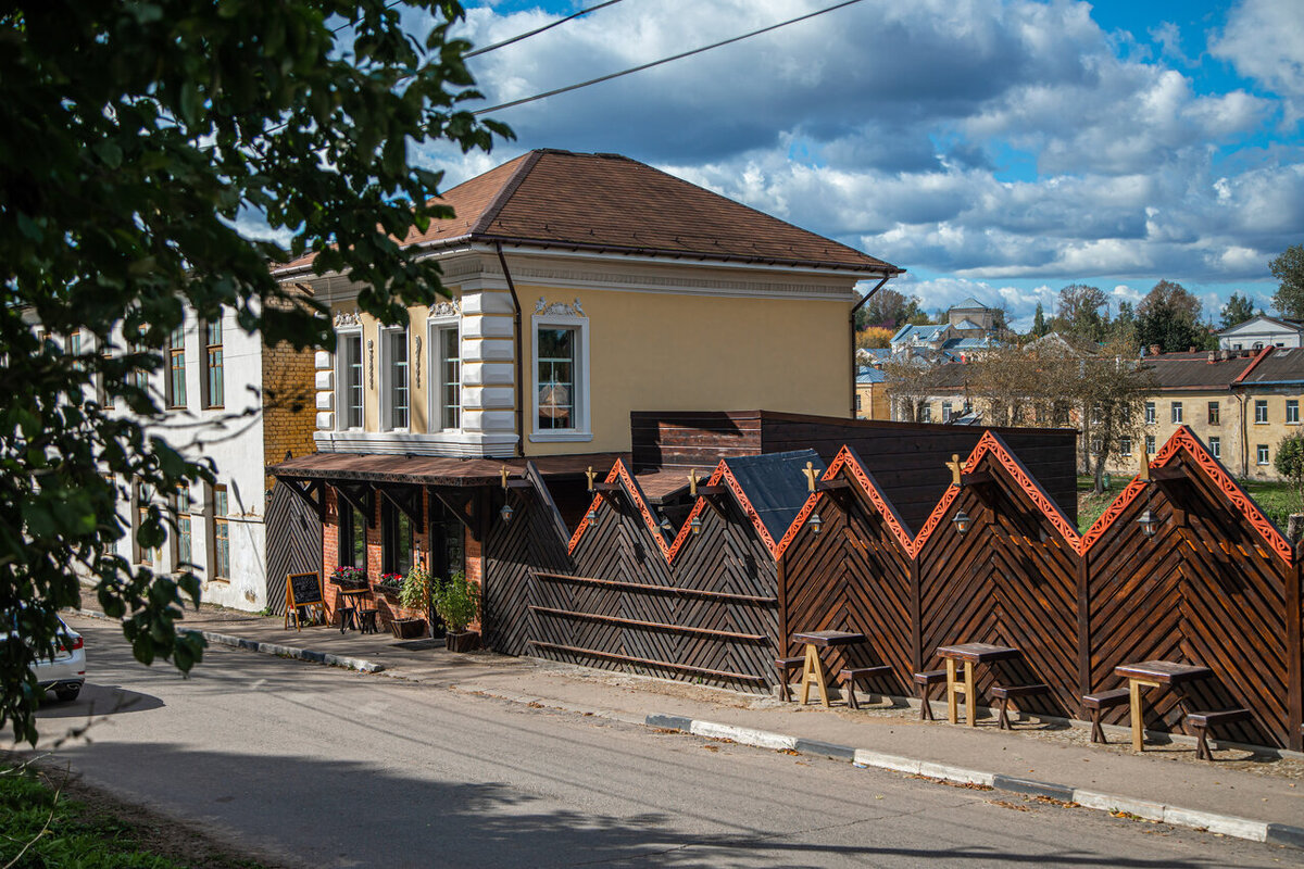 Основатель кофейни «АнгеловЪ» называет её не иначе как «сказочная», где бесплатно подают сказки, а кофе и пирожные — лишь приятное дополнение к увлекательным историям. Источник: кофейня «АнгеловЪ»