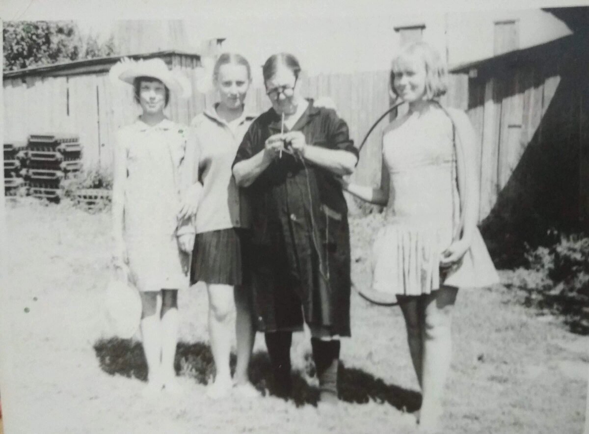 Наша бабуся Мария Семёновна с внучками Никольском.