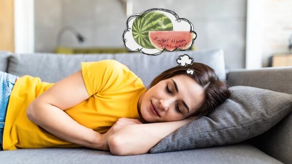 К чему снится арбуз и как можно толковать сон с арбузом. Обложка © Shutterstock / FOTODOM, © Freepik / YuliiaKa