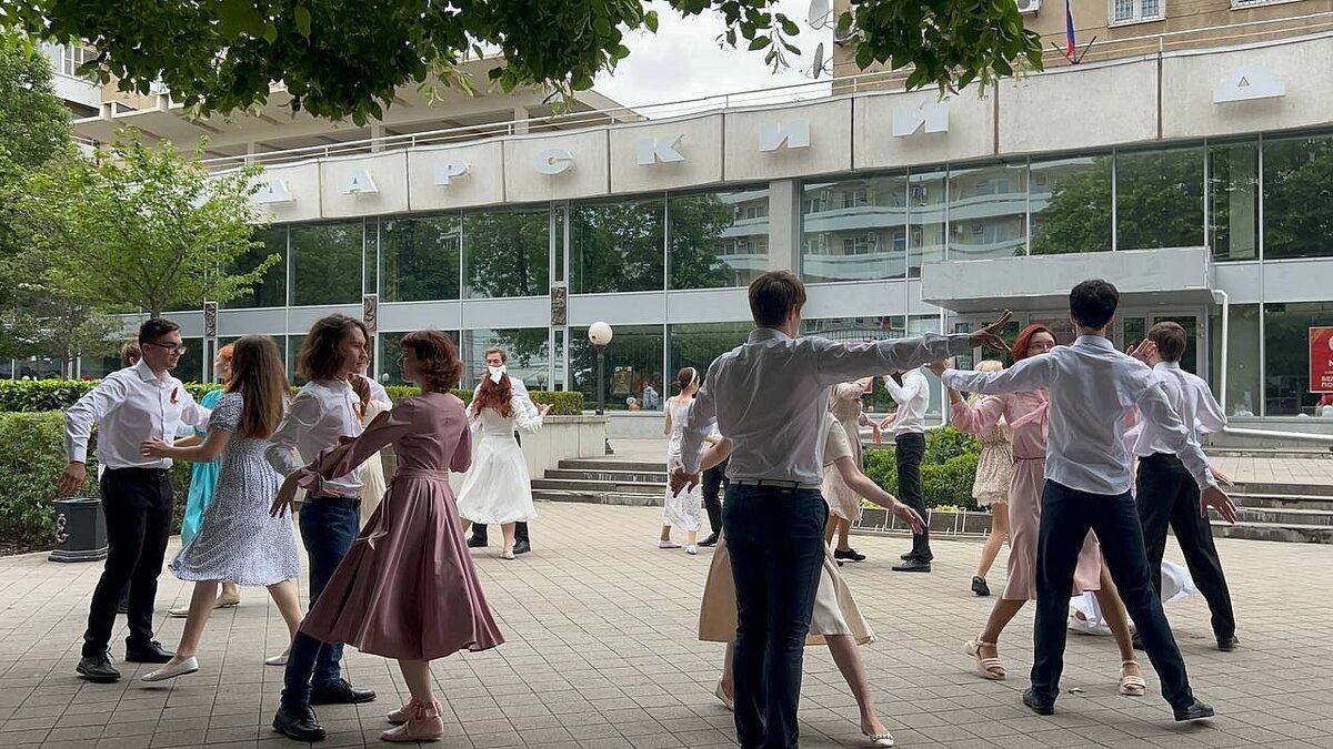    Кубанские студенты исполнили «случайный вальс» в центре Краснодара. Фото: телеканал «Краснодар»