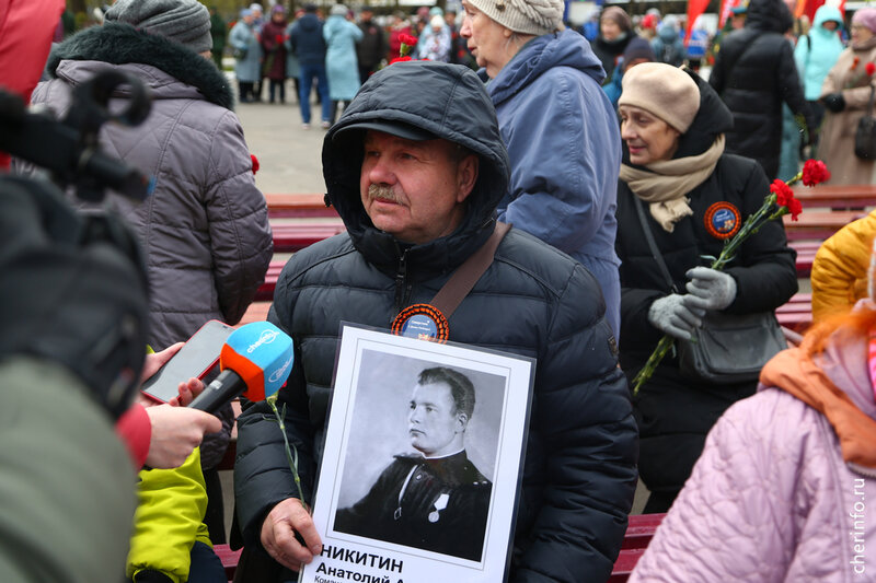    Митинг-реквием прошел на воинском мемориале первого городского кладбища. Туда пришли ветераны, школьники, волонтеры, военные, чиновники и горожане.