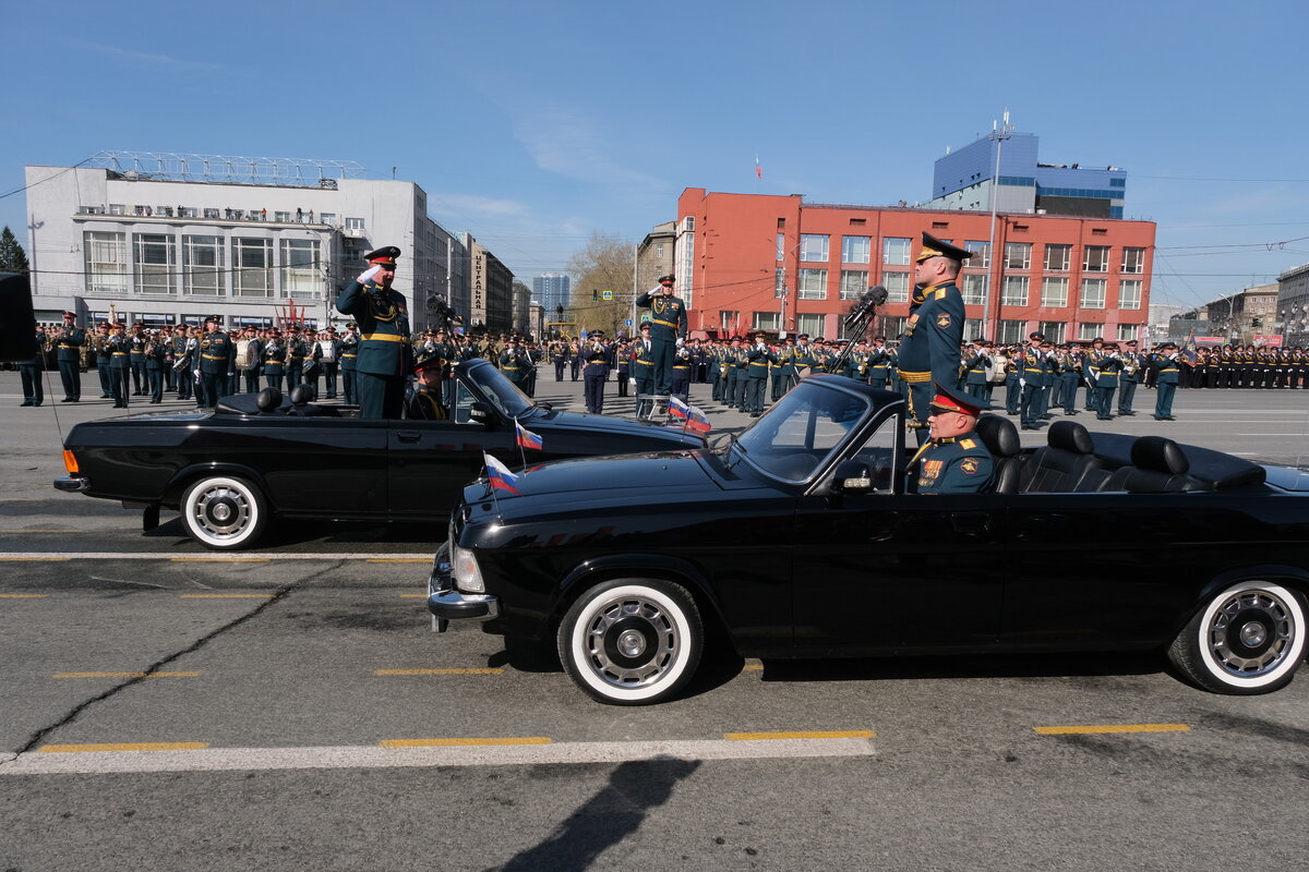 В рамках мероприятий прошел торжественный митинг у мемориального комплекса «Монумент Славы».  Фото: Фото предоставлено пресс-службой правительства Новосибирской области / nso.ru