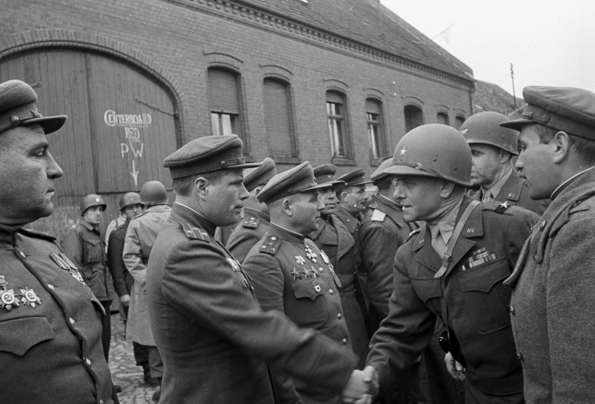 Встреча советских солдат с войсками 1-й армии США на Эльбе