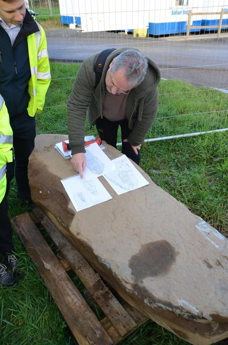 В 2017 году во время дорожных работ у Перта (Шотландия) обнаружили упавший мегалит с высеченным рисунком. На место прибыл археолог Марка Холла, описавший находку.-2