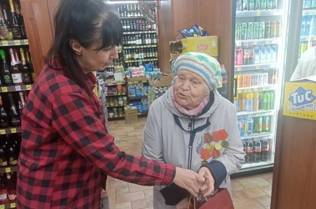    93-летняя омичка шла в магазин за хлебом, а получила подарок к Дню Победы