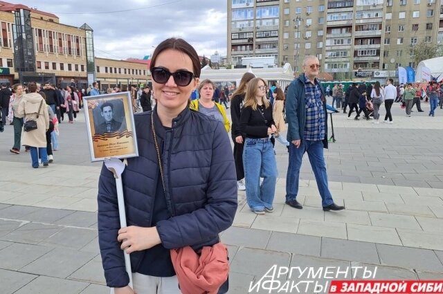    Евгения Рыманова с фотографией своего дедушки. Фото: АиФ — Тюмень/ Екатерина Пинчук