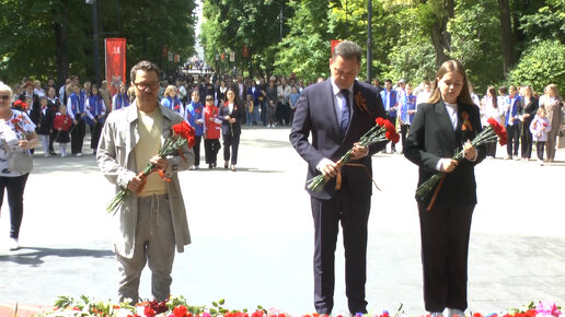 Таганрожцы возлагают цветы к Вечному огню