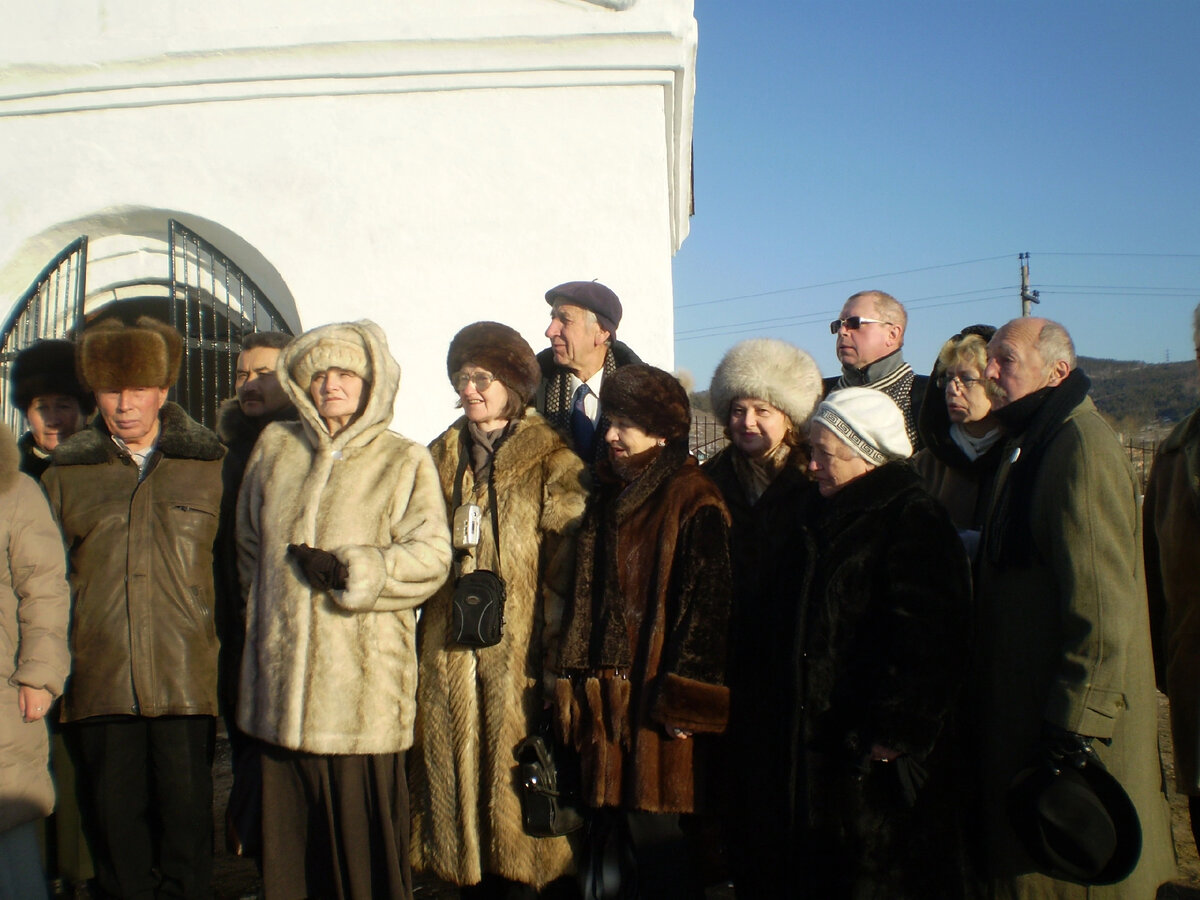 Потомки декабристов на кладбище в Петровске Забайкальском у склепа Муравьёвых