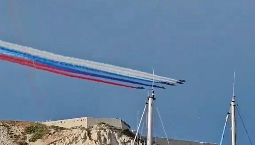 Элитные французские лётчики перепутали последовательность цветов своего флага и окрасили небо над Марселем в российский триколор