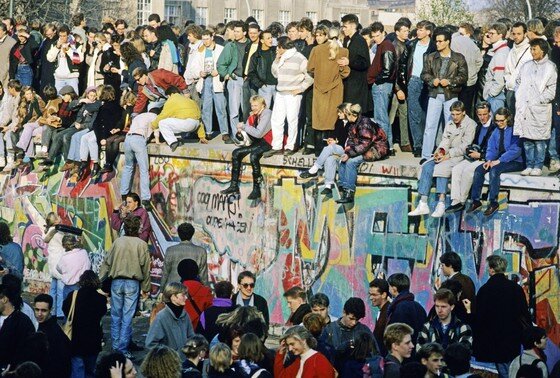    : Люди на стене у Бранденбургских ворот, на следующий день после падения Берлинской стены